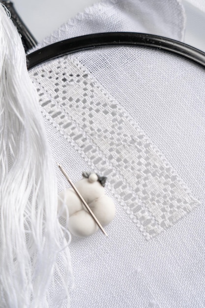 Broderie pe pânză cu motive tradiționale